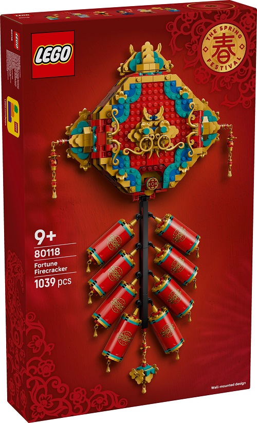 Inspirez des activités familiales amusantes pour les enfants et les adultes pendant le Festival du printemps et créez de l’art mural LEGO® ludique avec l’ensemble de construction Le pétard de la chance (80118). Cette décoration de feu d’artifice est un cadeau idéal pour les garçons et les filles âgés de 9 ans et plus. Il comprend des pétards décorés avec des briques LEGO à l’intérieur pour faire un bruit de « crépitement» lorsqu’il est déplacé. Appuyez sur le bouton pour révéler un feu d’artifice ou une scène du Festival du printemps avec des personnes accueillant le Dieu de la richesse.  Bien que l’une des scènes de célébration soit exposée à l’intérieur du modèle de pétard, il est possible de jouer avec l’autre séparément. L’ensemble comprend 6 figurines, dont un Dieu de la richesse, pour encourager le jeu de rôle.  Ce jouet de construction est idéal pour que les enfants construisent en solo ou en groupe, et le modèle fini est conçu pour être fixé au mur comme décoration de salon. Les enfants peuvent également construire en toute confiance à l’aide de l’application LEGO Builder : agrandir, faire pivoter en 3D et suivre leur progrès avec des instructions numériques faciles à suivre. L’ensemble contient 1 039 pièces.  ACTIVITÉ FAMILIALE AMUSANTE FESTIVE – Créez de l’art mural ludique avec l’ensemble de construction LEGO® Le pétard de la chance (80118) pour que les enfants et toute la famille puissent en profiter pendant le Festival du printemps DÉCORATION DU FESTIVAL DU PRINTEMPS – Appuyez sur le bouton du modèle traditionnel de pétard pour révéler l’une des deux scènes alternatives (un feu d’artifice ou des personnes accueillant le Dieu de la richesse) 6 FIGURINES POUR LE JEU DE RÔLE – Donnez vie aux scènes du Festival du printemps avec 2 grands-parents, 1 adulte, 2 enfants et une figurine du Dieu de la richesse, et entendez les pétards « crépiter » lorsqu’ils sont déplacés DÉCORATION MURALE – Cette décoration de feu d’artifice en briques est conçue pour être fixée au mur; il suffit d’exposer l’une des scènes de célébration interchangeables à l’intérieur tout en jouant avec l’autre IDÉE CADEAU CULTUREL POUR LES ENFANTS – Offrez cet ensemble de construction LEGO® comme cadeau culturel familial amusant aux garçons et aux filles âgés de 9 ans et plus, à la famille, aux amis et à tout amateur d’art INSTRUCTIONS DE CONSTRUCTION NUMÉRIQUES – L’application LEGO® Builder aide les enfants à construire de manière indépendante avec des outils qui leur permettent d’agrandir et de faire pivoter les ensembles à l’aide d’instructions 3D, de suivre leur progrès et de les sauvegarder en un seul endroit ACTIVITÉS POUR LES ENFANTS – Ce jouet de construction complète d’autres ensembles LEGO® du Festival du printemps (vendus séparément), chacun offrant un projet amusant et éducatif pour que les enfants puissent profiter d’une activité en solo ou en groupe DIMENSIONS – Le modèle de pétard de la chance de cet ensemble de décoration intérieure de 1 039 pièces mesure plus de 47 cm de haut, 27 cm de large et 7 cm de profondeur